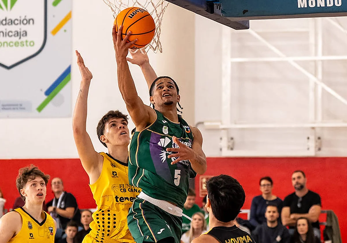 Wilmer Mejía deja una bandeja con el U22 de Unicaja. | ACB