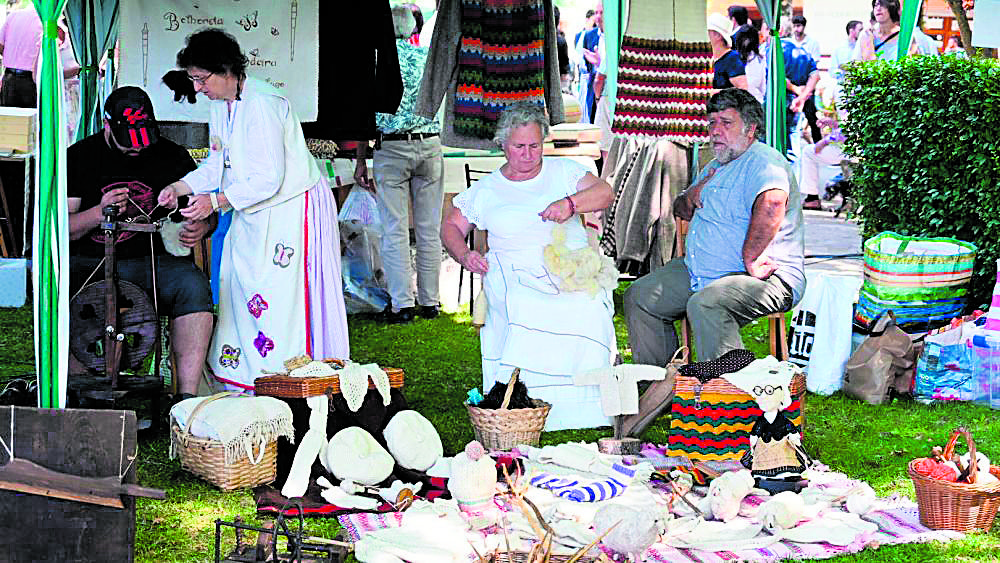 Dos completas jornadas para descubrir la artesanía en vivo en Val de San Lorenzo. | MAURICIO PEÑA