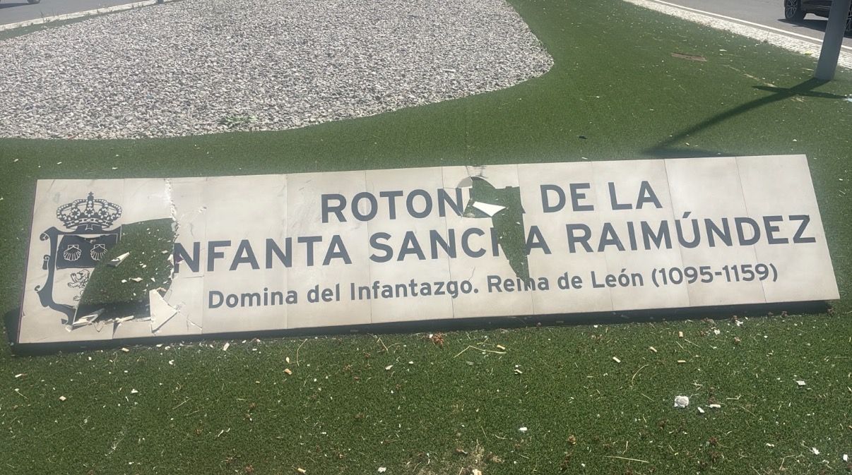 Placa vandalizada en San Andrés del Rabanedo. | L.N.C.
