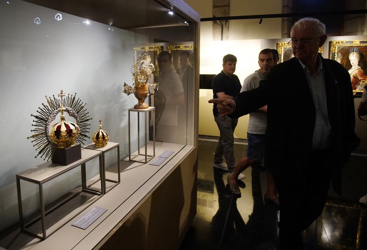Antolín enseñando algunas de las obras del Museo. | ICAL