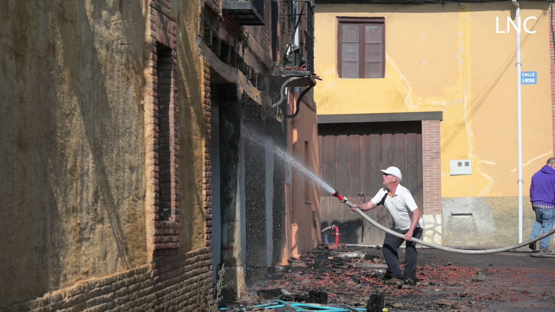 Solidaridad entre los vecinos el día después del incendio del Condado