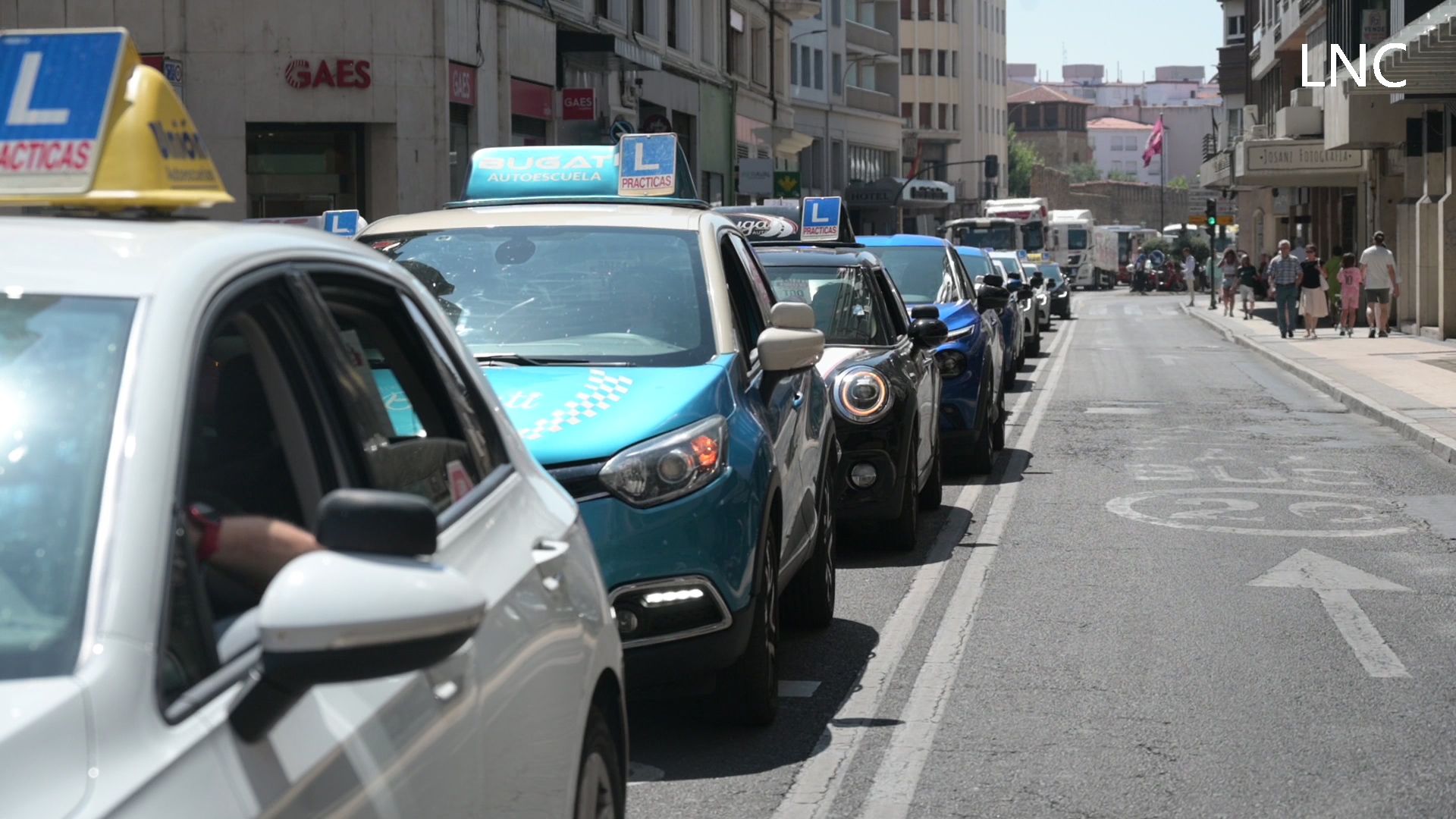 Un instante de la manifestación de las autoescuelas por las calles de la ciudad de León. | L.PASTORIZA