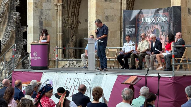 Jose Antonio Díez recibe el título de Mantenedor de los Fueros | SAÚL ARÉN