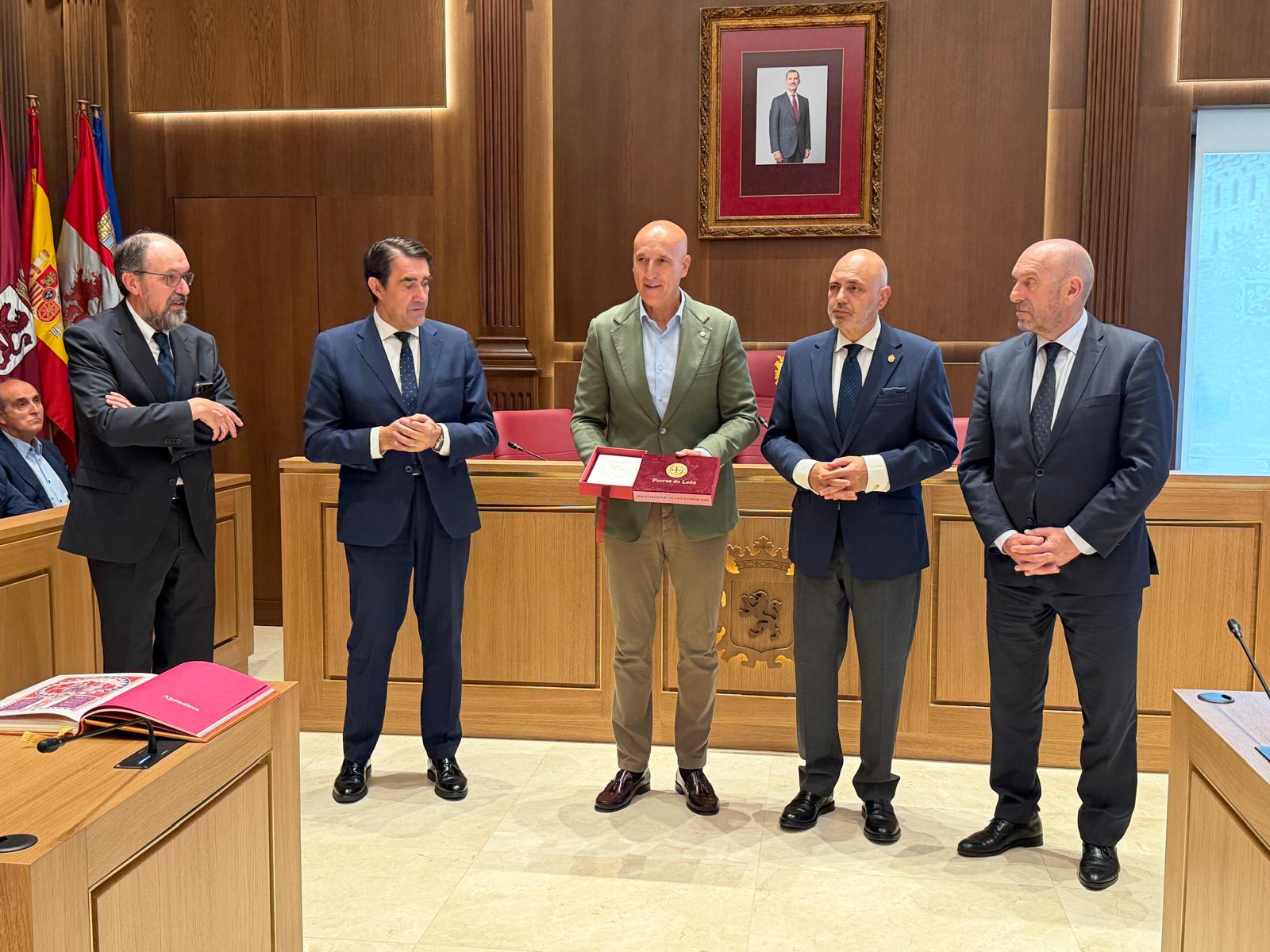 Jose Antonio Díez recibe el título de Mantenedor de los Fueros | SAÚL ARÉN