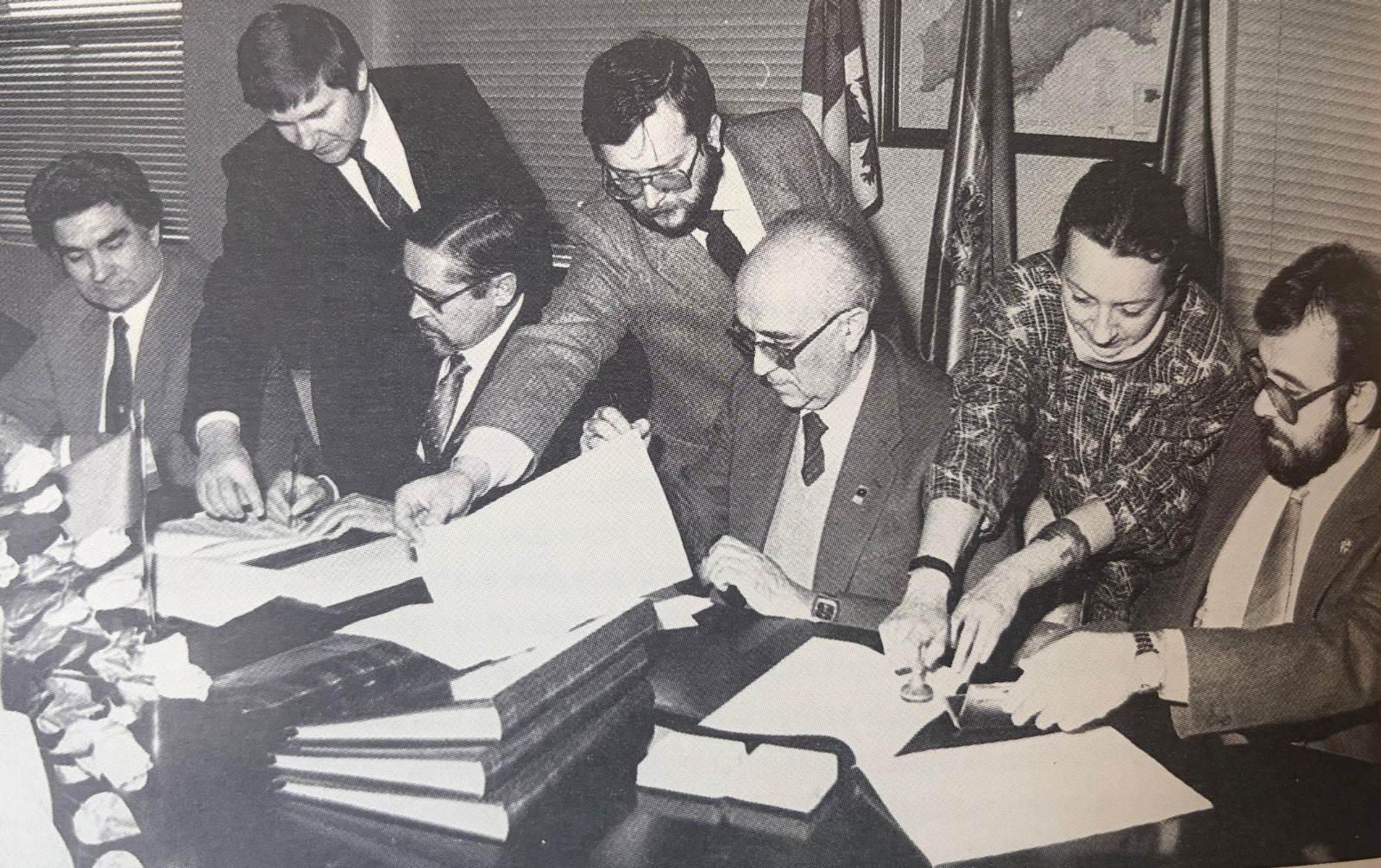 Manuel García Álvarez, en el centro de pie sujetando una hoja, durante una firma de un convenio en la Universidad | L.N.C.