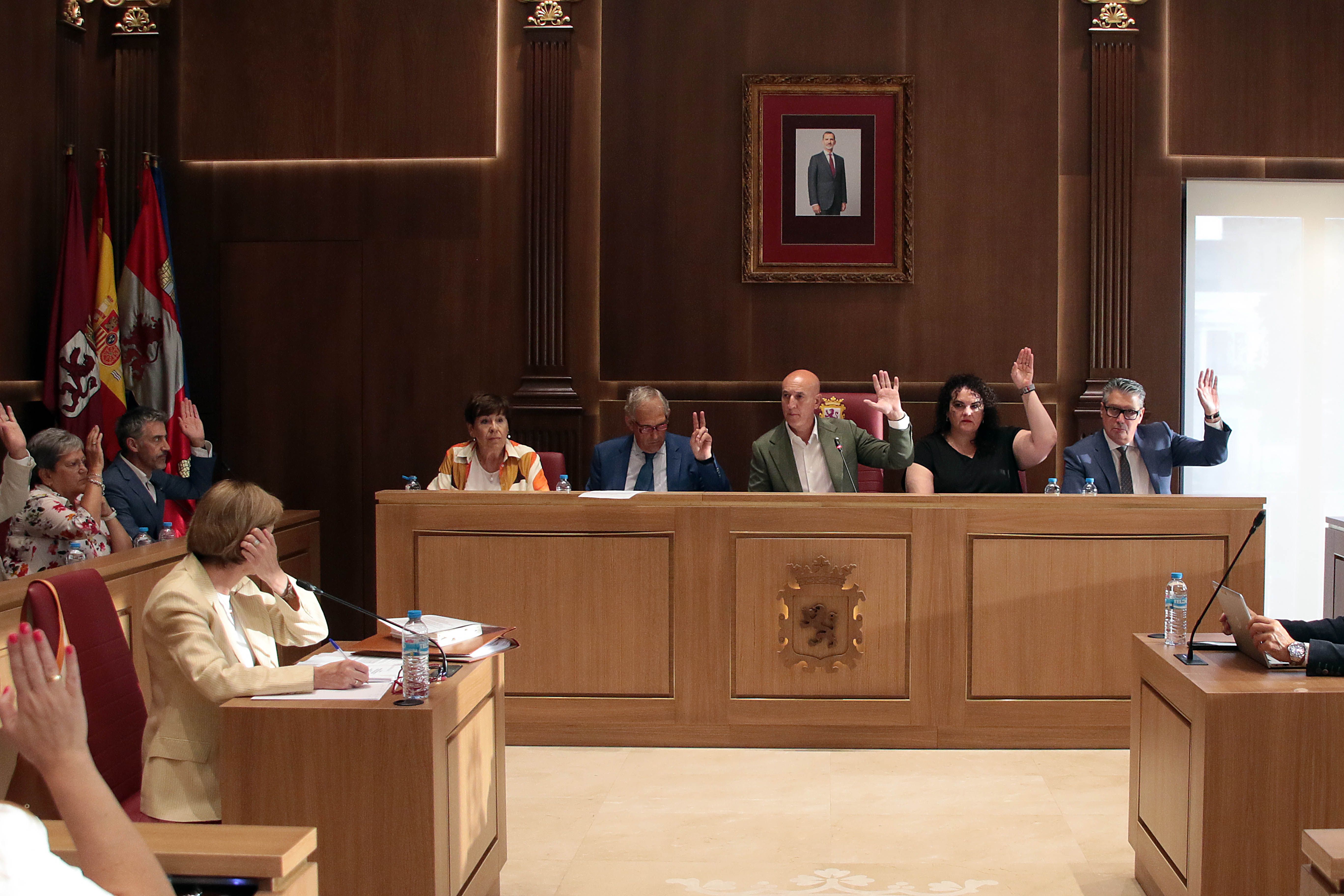 Un instante de la votación de los presupuestos en el pleno de ayer en el Ayuntamiento de León. | ICAL