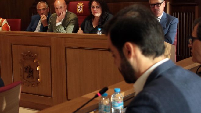 El equipo de gobierno del PSOE observa la intervención del portavoz del PP, David Fernández. | ICAL