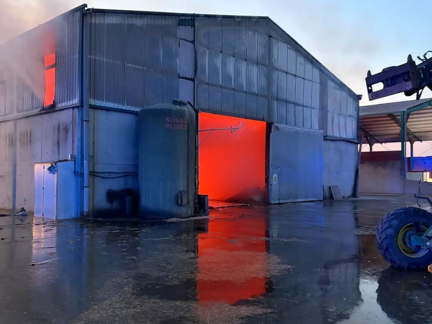 Incendio en una nave agrícola en Santibáñez del Porma. | BOMBEROS DIPUTACIÓN DE LEÓN