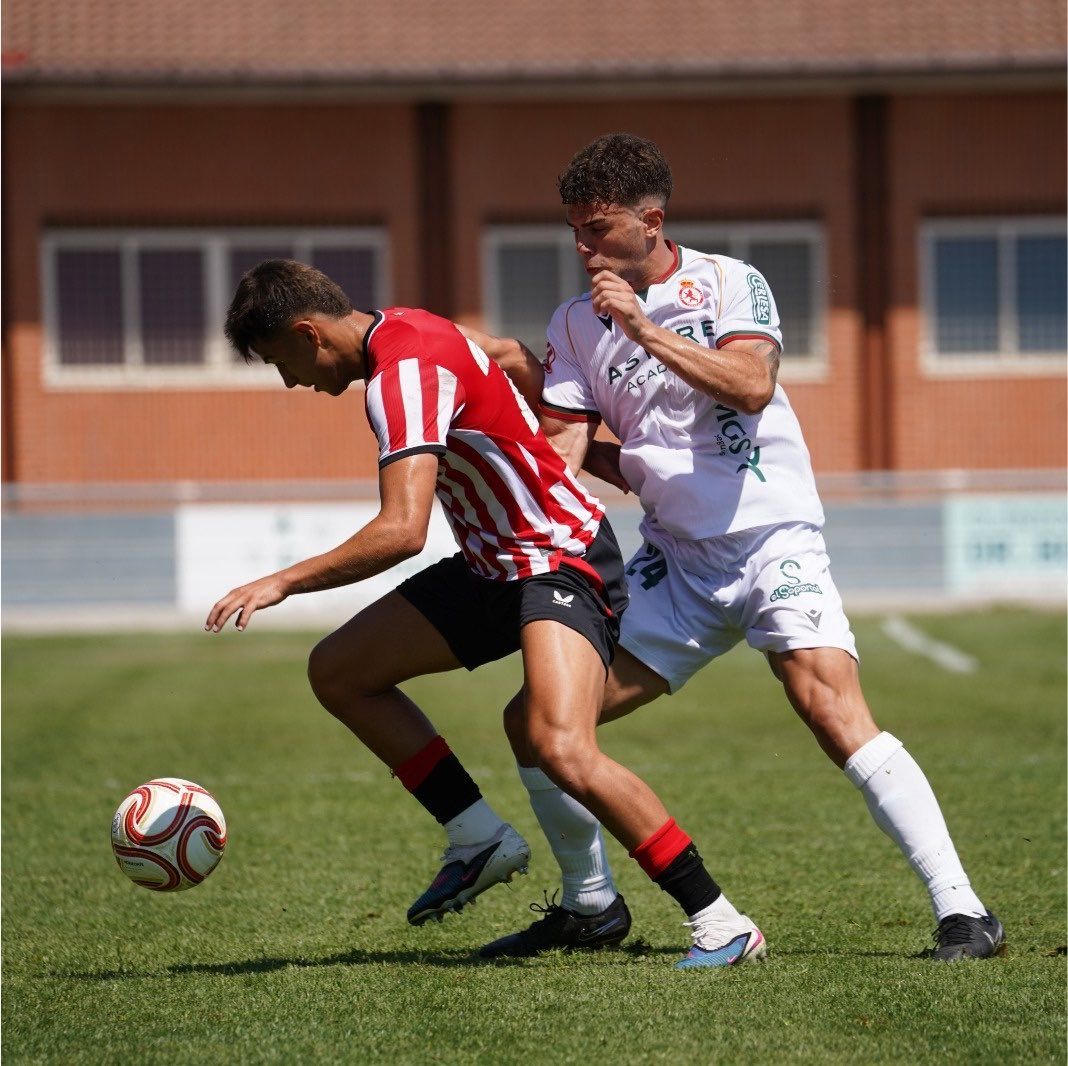 Víctor García en un duelo con un jugador del Bilbado Athletic. | CYD