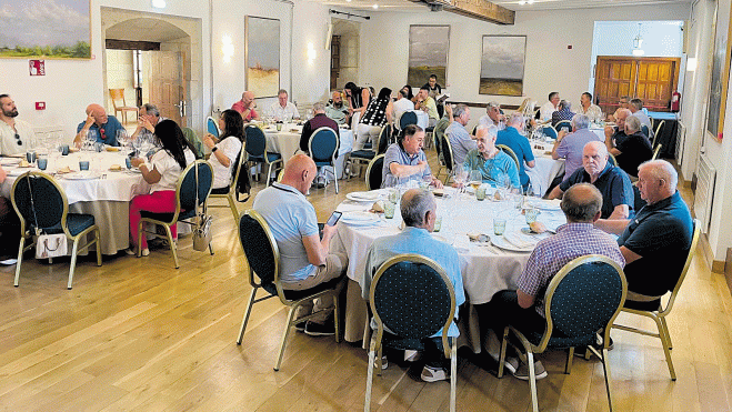 Un buen número de antiguos compañeros de José Antonio Rodríguez se reunieron en el restaurante de San Isidoro para celebrar su jubilación Un buen número de antiguos compañeros de José Antonio Rodríguez se reunieron en el restaurante de San Isidoro para celebrar su jubilación
