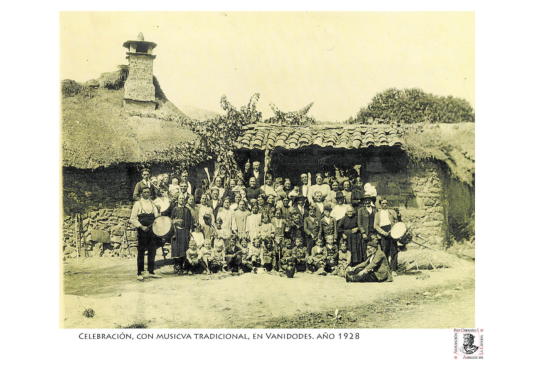 Una de las imágenes de la exposición de fotografía en blanco y negro; un nutrido grupo de fiesta en Vanidodes, en el año 1928, con buen apoyo musical. | L.N.C.