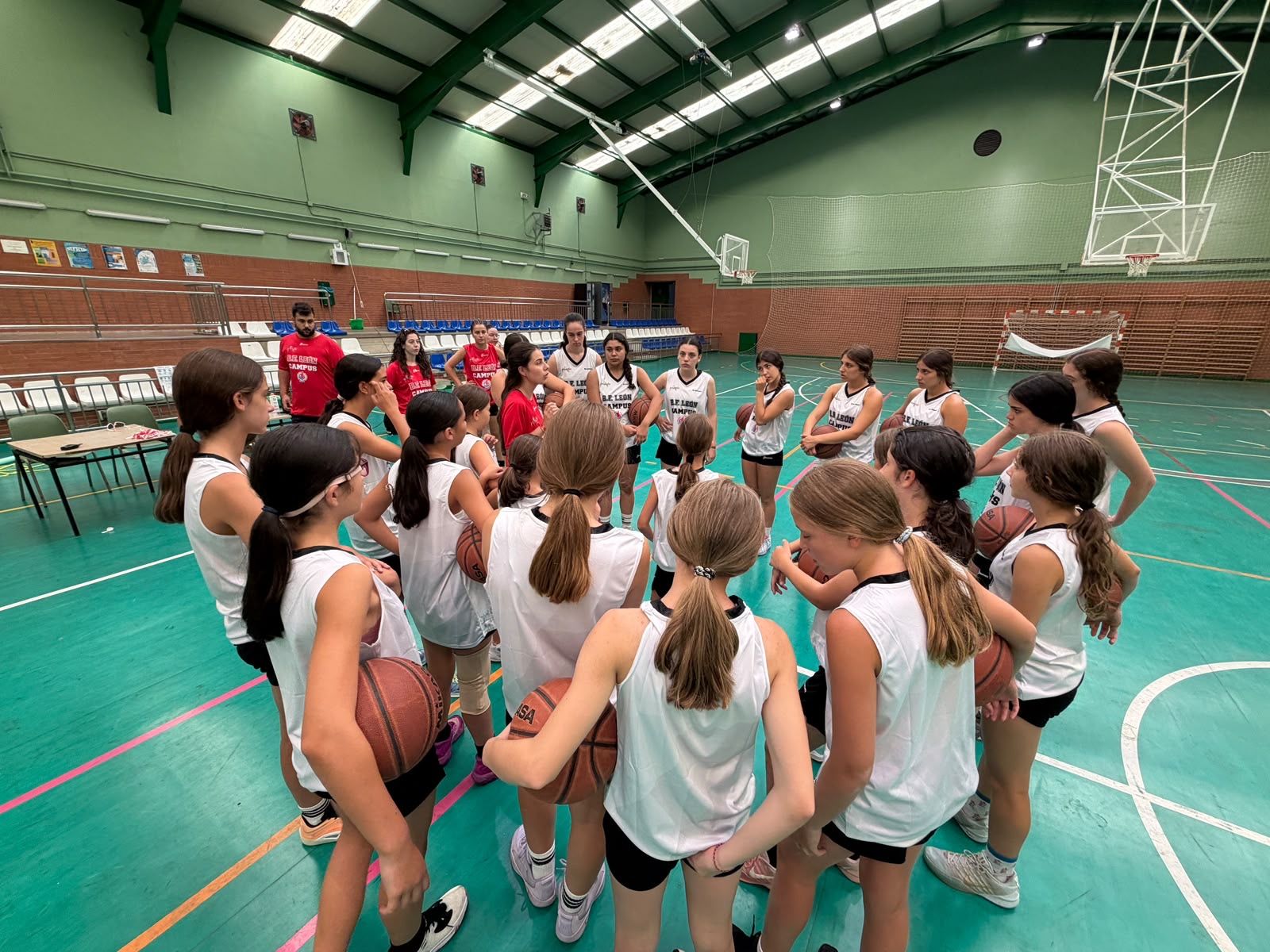 Un instante del Campus del Baloncesto Femenino León. | SAÚL ARÉN Un instante del Campus del Baloncesto Femenino León. | SAÚL ARÉN
