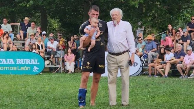 Tomasuco ganó en su pueblo y salió a recibir el premio con su hijo Tomás. Tomasuco ganó en su pueblo y salió a recibir el premio con su hijo Tomás.