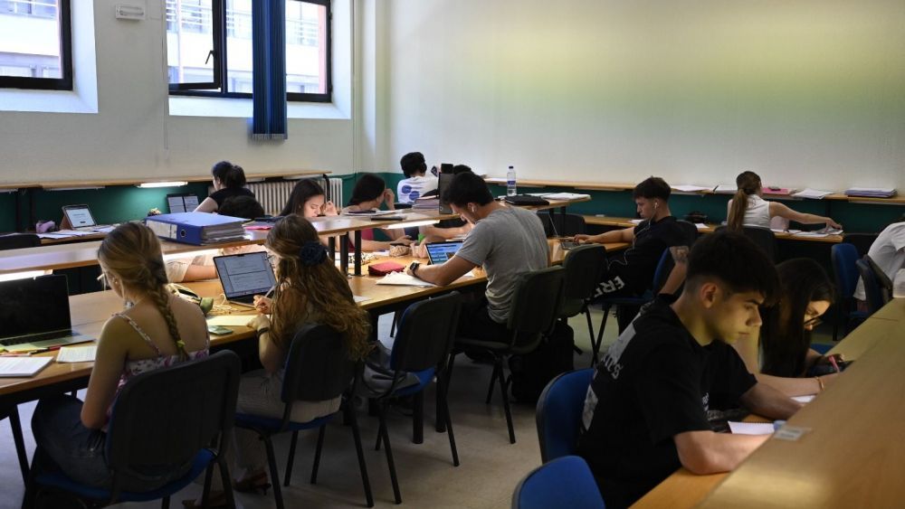 Jóvenes leoneses estudiando para unos exámenes de este año. | SAÚL ARÉN