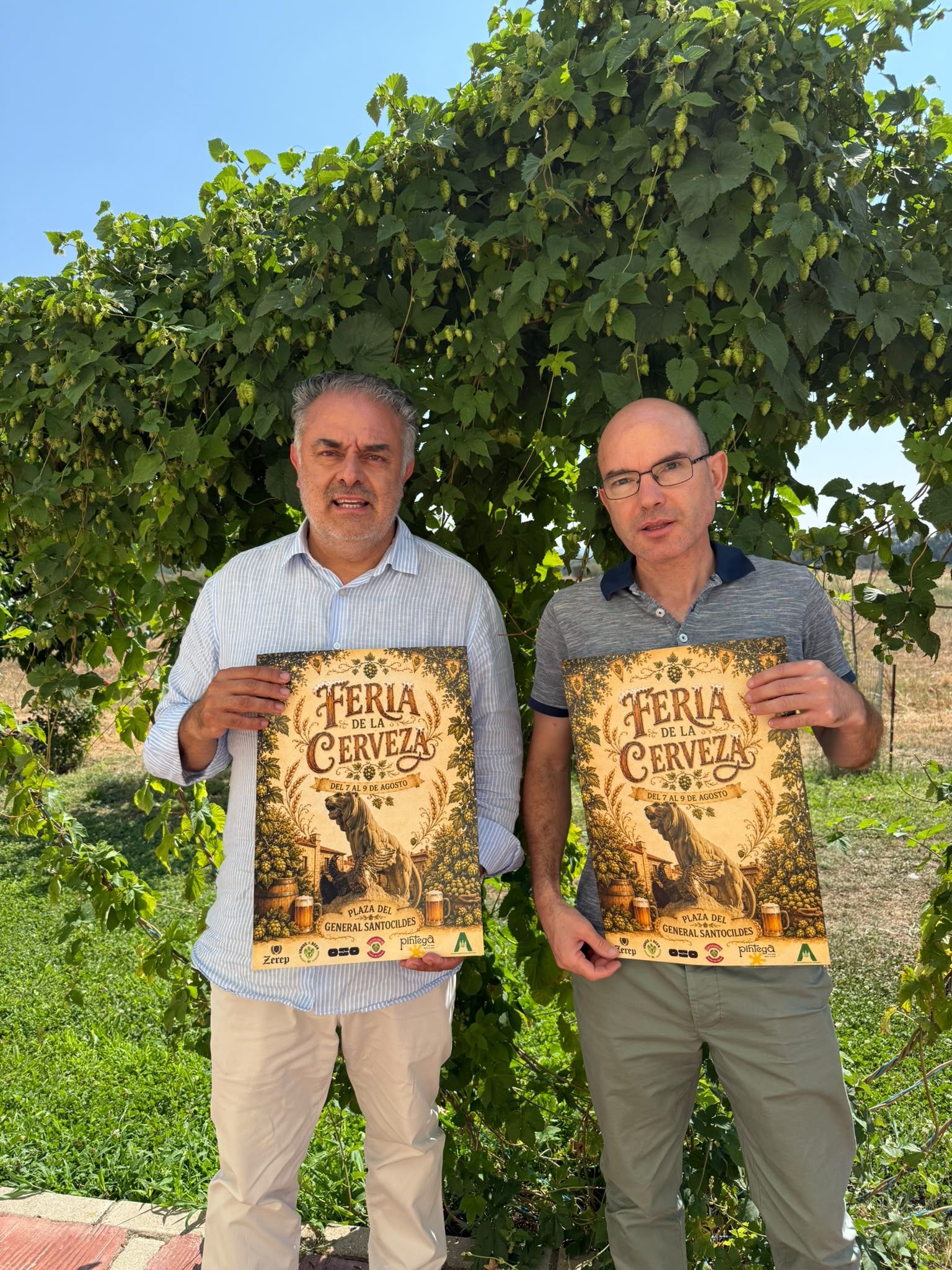 El alcalde, José Luis Nieto, (i) presenta la Feria de la Cerveza de Astorga. | L.N.C.
