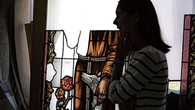 Graciela García Zurdo Robles junto a la vidriera del convento franciscano de Santiago de Compostela que se encuentra restaurando Graciela García Zurdo Robles junto a la vidriera del convento franciscano de Santiago de Compostela que se encuentra restaurando