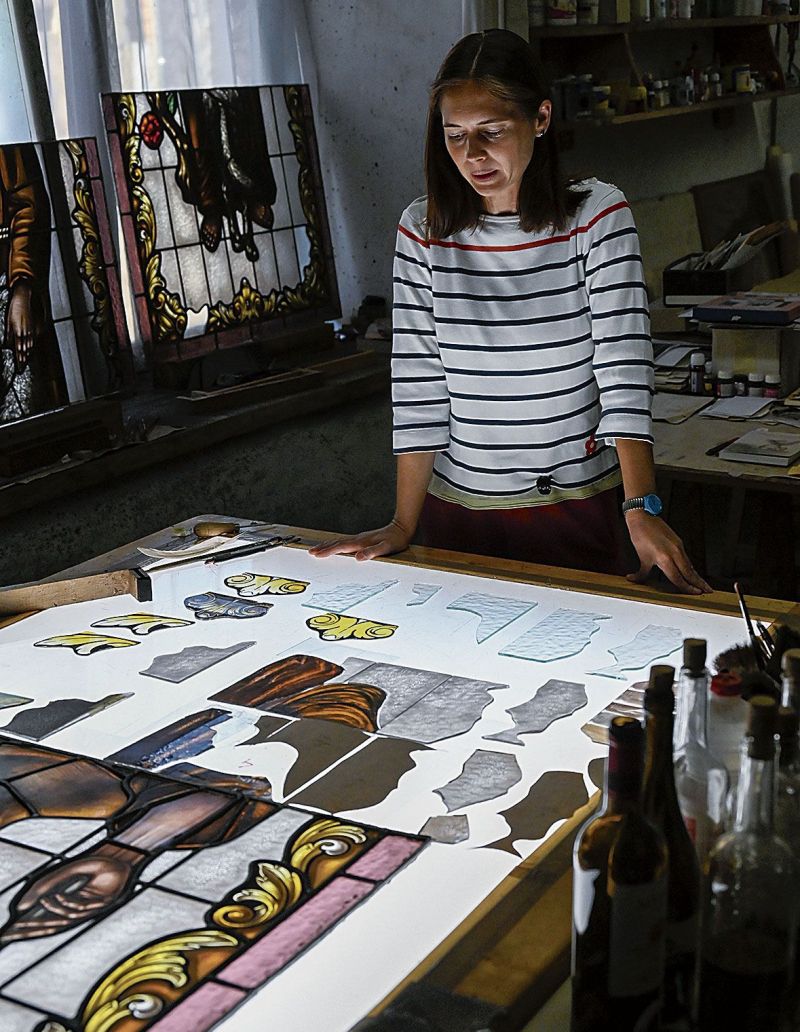 La artista ante la mesa de luz que es indispensable para realizar su trabajo La artista ante la mesa de luz que es indispensable para realizar su trabajo