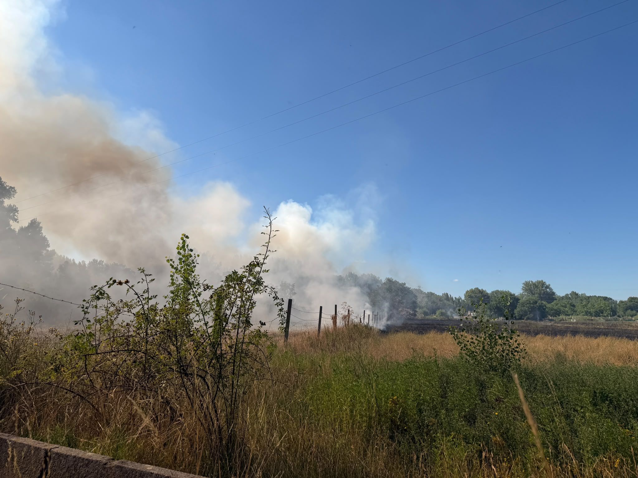 Incendio a la entrada de Valencia de Don Juan. | SAÚL ARÉN