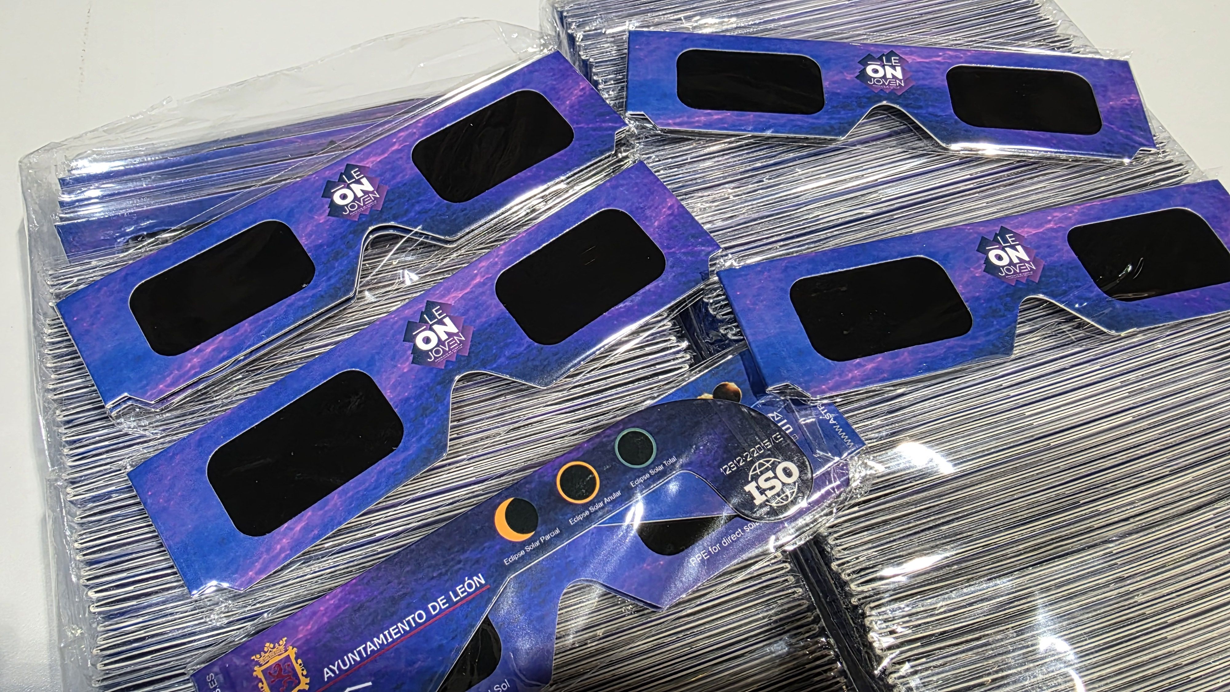 Imagen de las gafas homologadas para ver el eclipse que repartirá el Ayuntamiento de León. |L.N.C.