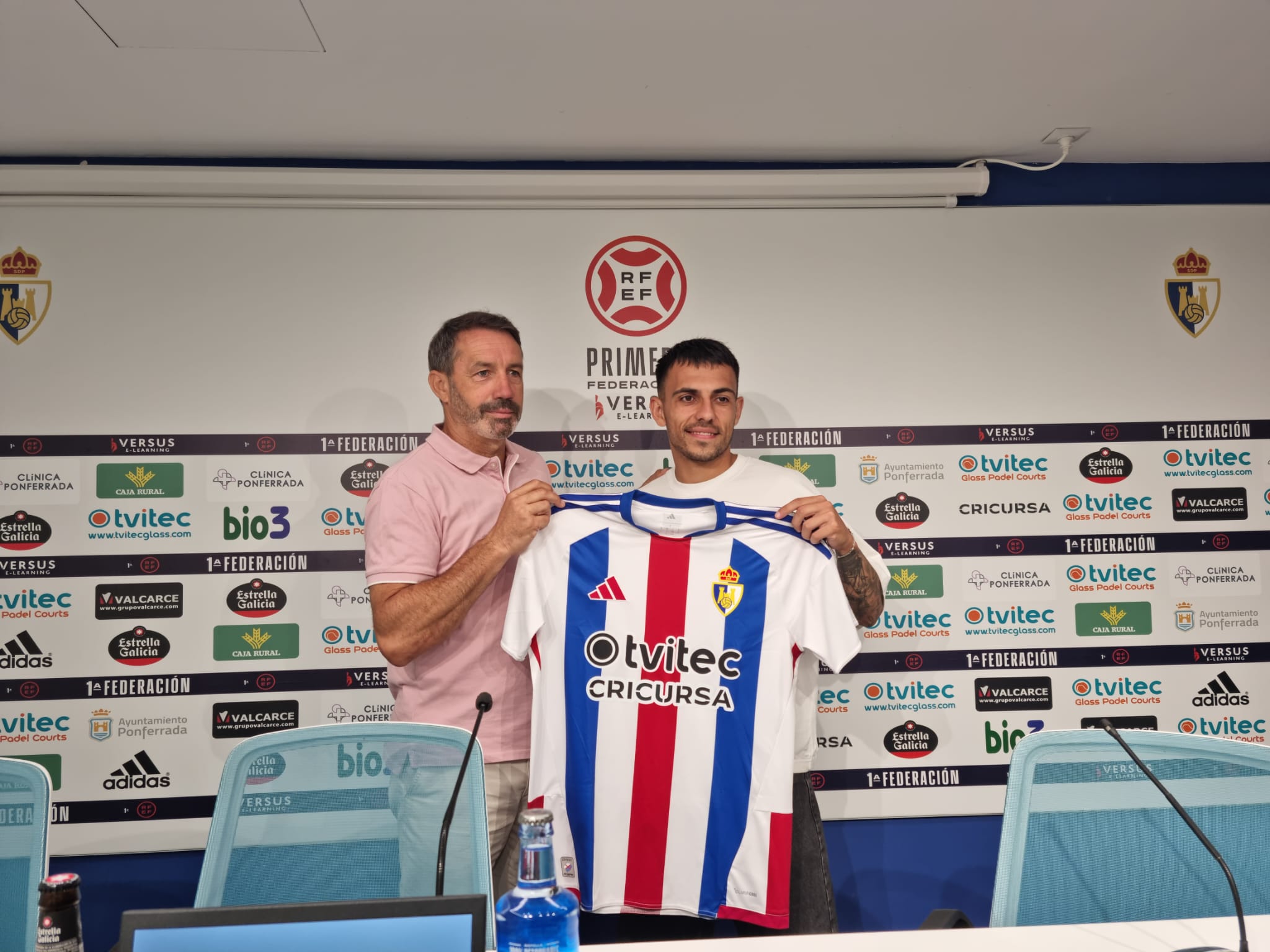Sergio Nieto en su presentación como jugador de la Deportiva, junto a José Sietes. RAÚL FERNÁNDEZ