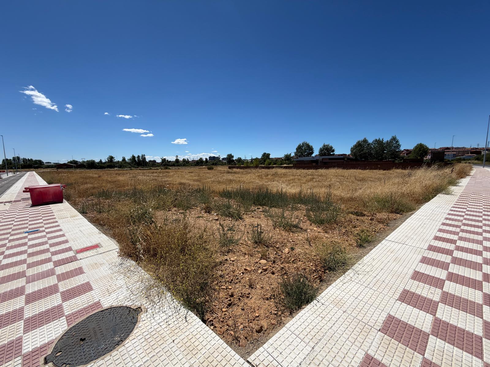 Parcela de Navatejera, junto al tanatorio, donde se ubicará el instituto de Villaquilambre. | SAÚL ARÉN