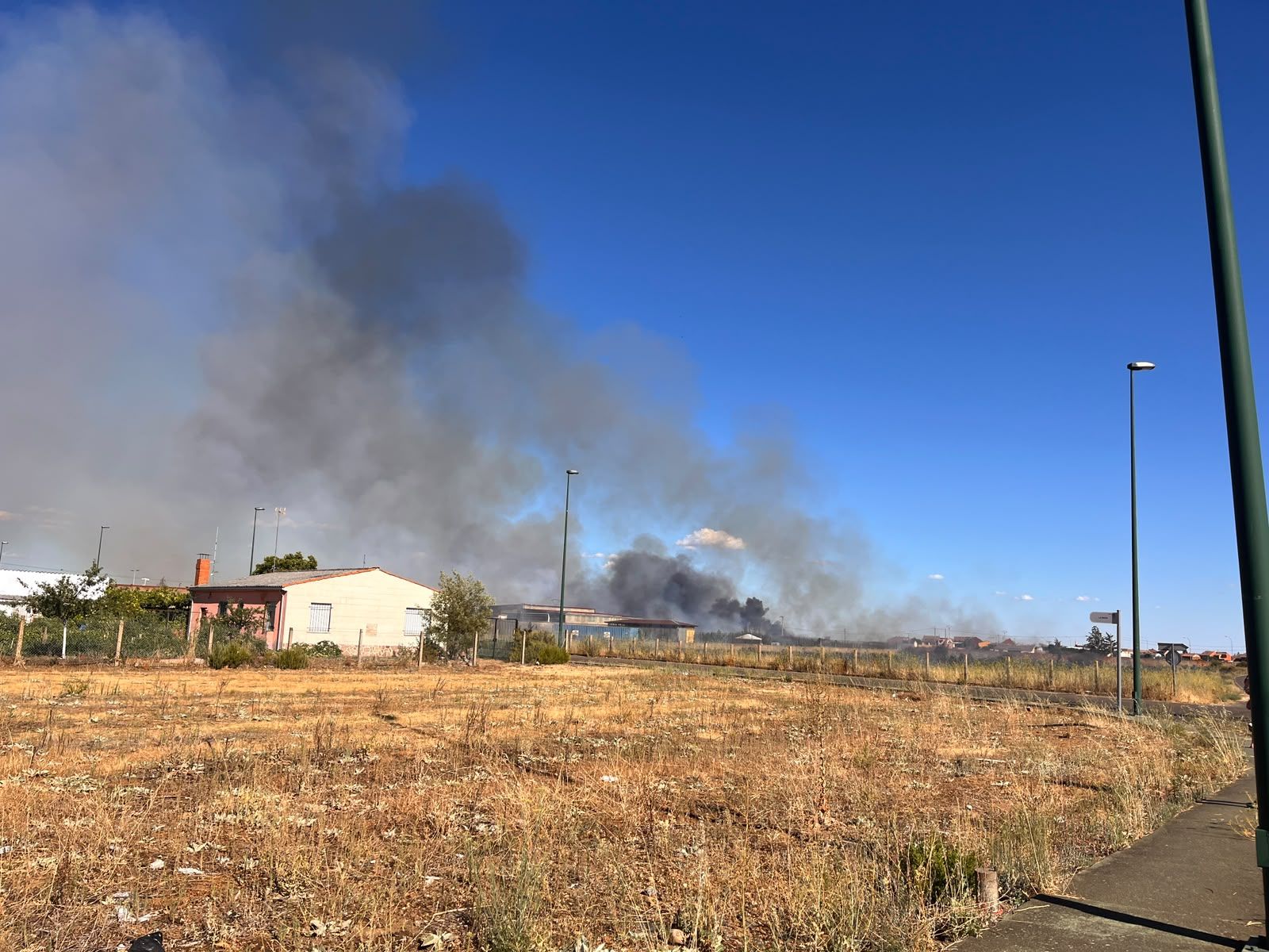 Imagen del incendio originado en Oteruelo de la Valdocina. | L.N.C.