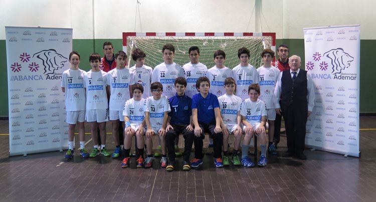 Equipo infantil del Ademar, con el histórico HermanoTomás al frente.