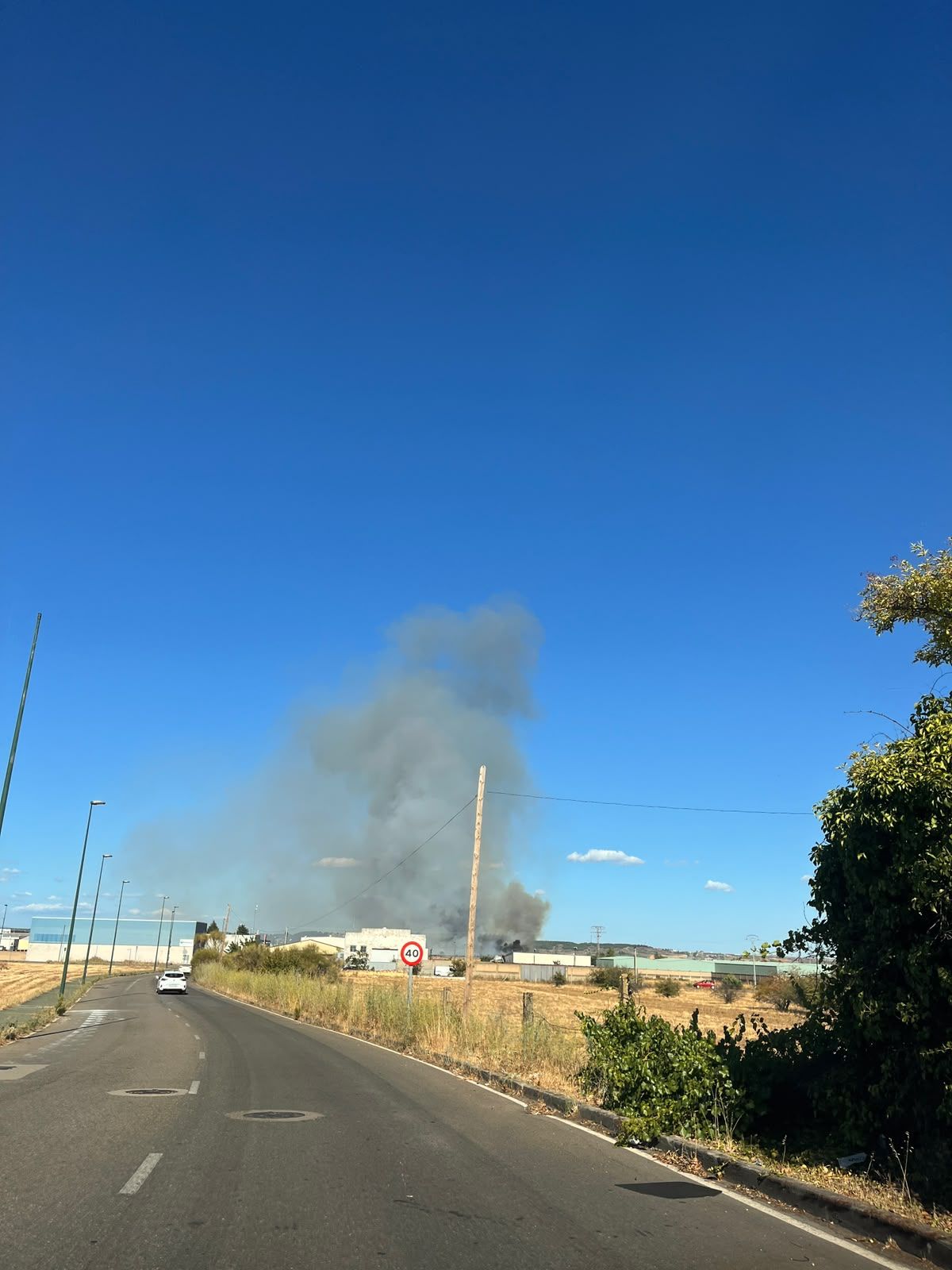 La finca afectada por el fuego se encuentra en la calle Manuel Fraga Iribarne, en las proximidades del colegio Gumersindo Azcárate La finca afectada por el fuego se encuentra en la calle Manuel Fraga Iribarne, en las proximidades del colegio Gumersindo Azcárate