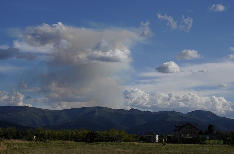 Humo de Benuza visto desde Ponferrada. | ICAL