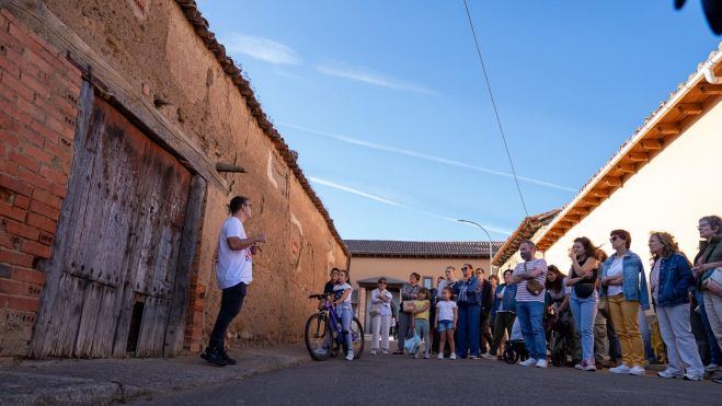 Los vecinos del pueblo colaboran mano a mano con los artistas que participan en 'Suco'. ISA B. YENDE Los vecinos del pueblo colaboran mano a mano con los artistas que participan en 'Suco'. ISA B. YENDE