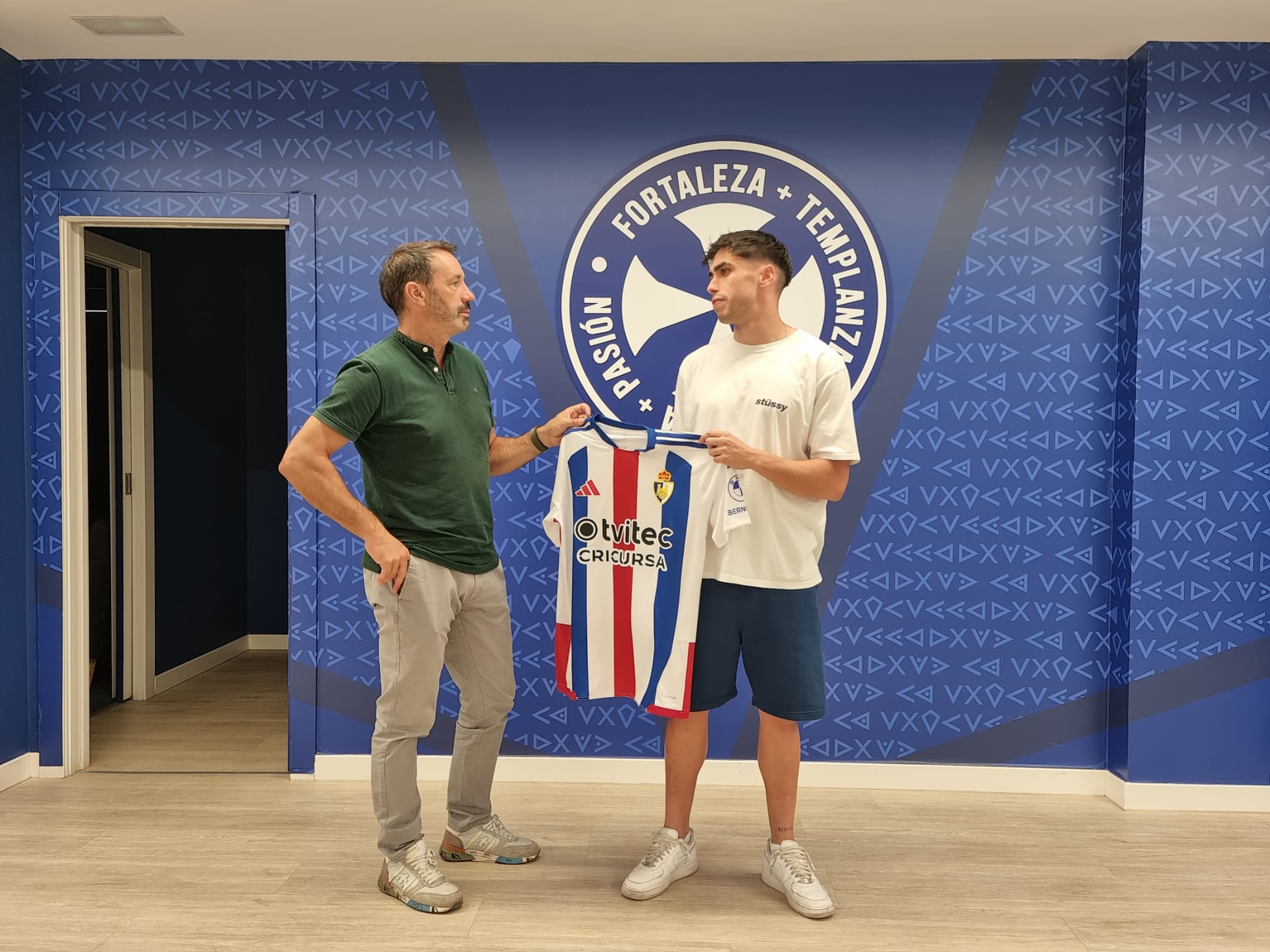 Pablo Muñoz y José Sietes en El Toralín durante la presentación del extremo madrileño como nuevo blanquiazul. RAÚL FERNÁNDEZ Pablo Muñoz y José Sietes en El Toralín durante la presentación del extremo madrileño como nuevo blanquiazul. RAÚL FERNÁNDEZ