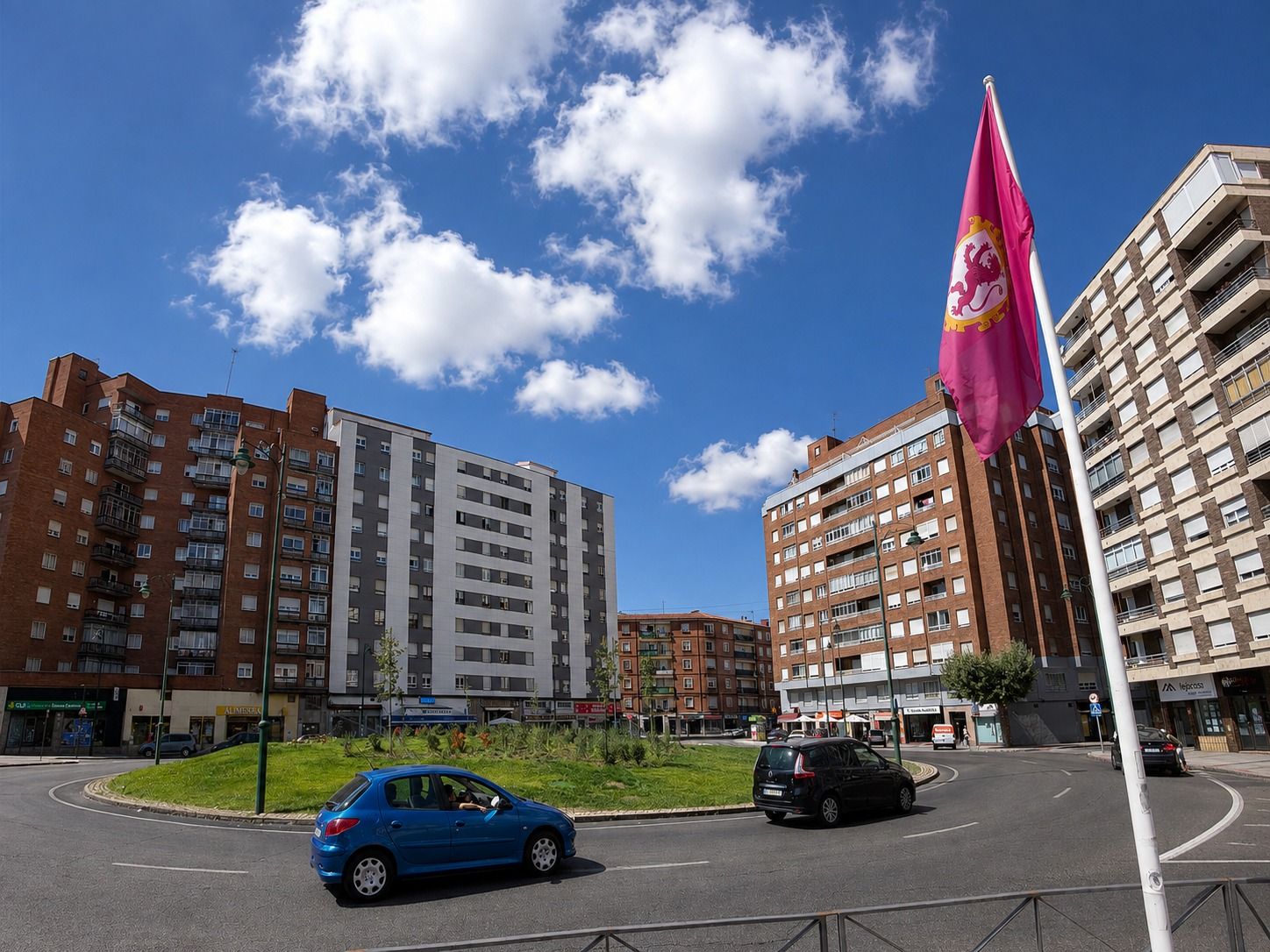 La glorieta de Pinilla ya luce ajardinada, pero aún espera su escultura. | SAÚL ARÉN La glorieta de Pinilla ya luce ajardinada, pero aún espera su escultura. | SAÚL ARÉN