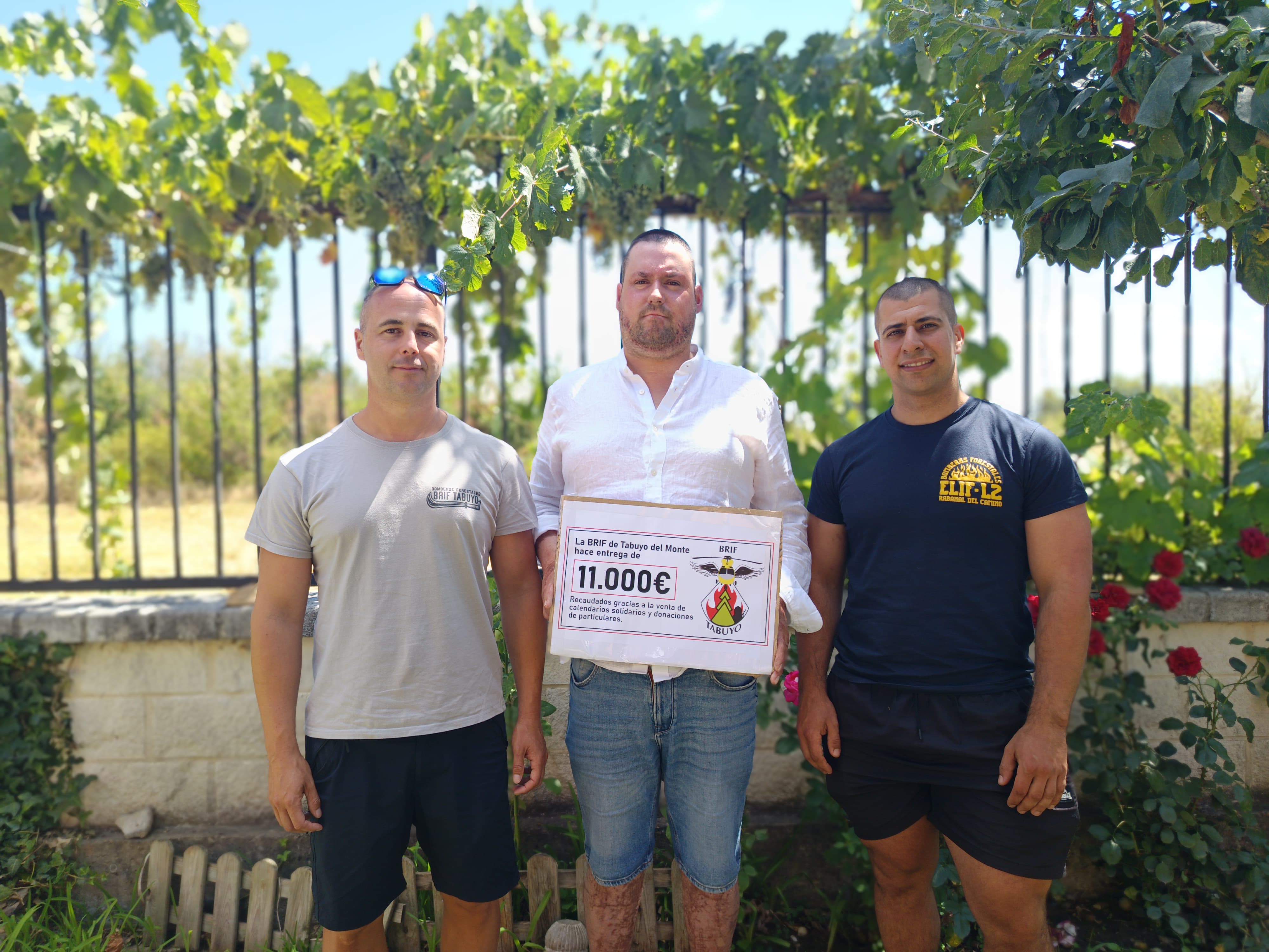 Algunos miembros de la BRIF TABUYO durante la entrega del cheque. | BRIF TABUYO