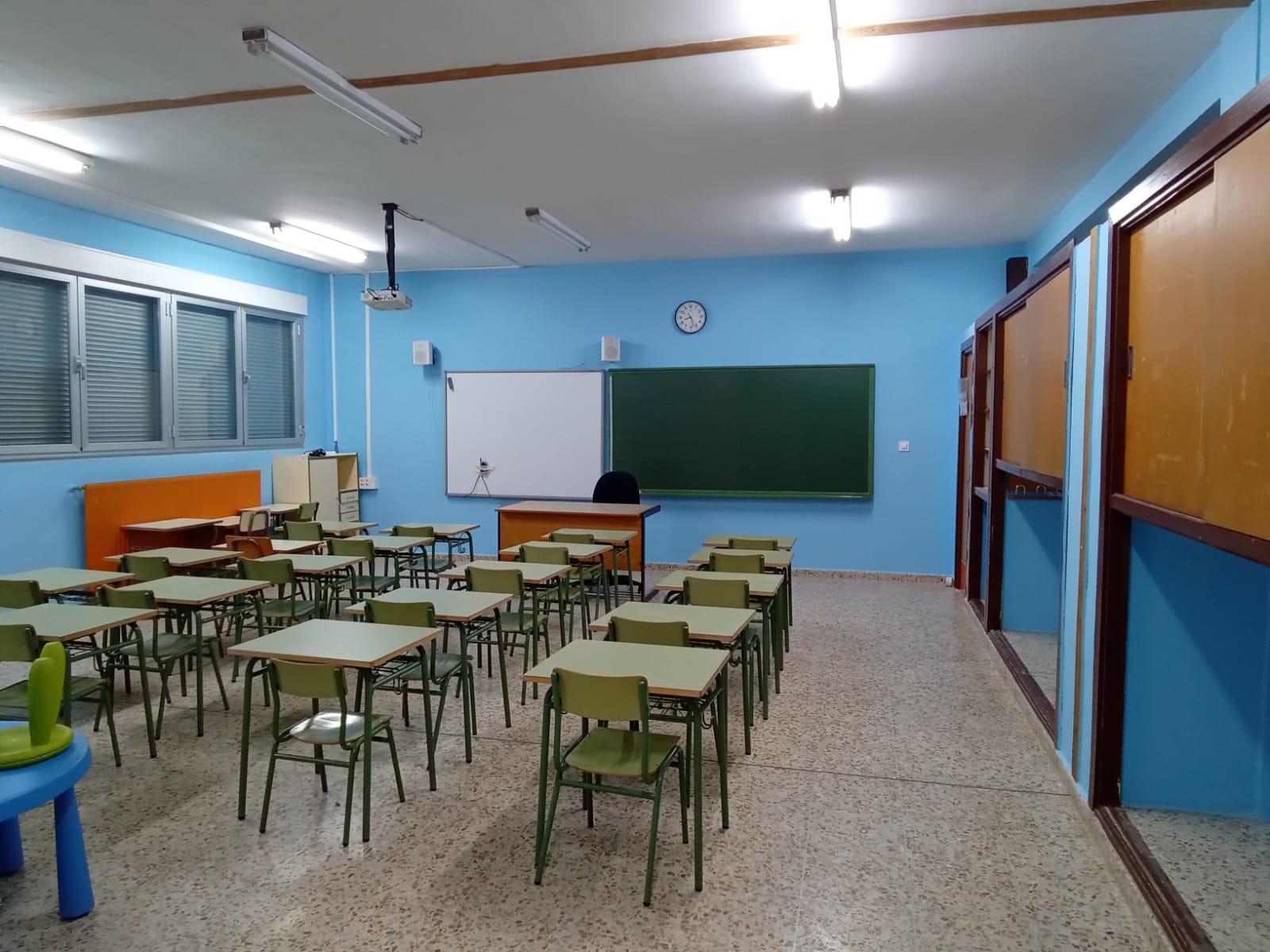 Una de las aulas que ha sido repintada en el colegio Benito León de Santa María. | L.N.C. Una de las aulas que ha sido repintada en el colegio Benito León de Santa María. | L.N.C.