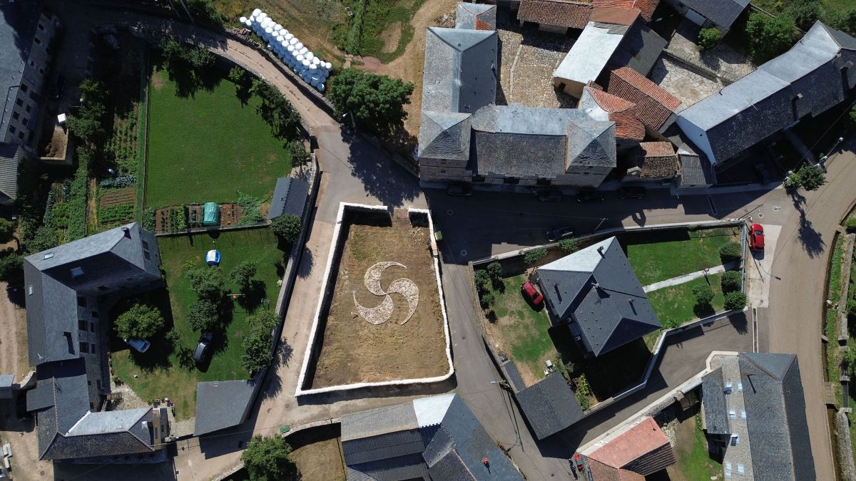 La instalación tiene forma de trsiquel, símbolo ancestral asociado al movimiento y el paso del tiempo. JUAN A La instalación tiene forma de trsiquel, símbolo ancestral asociado al movimiento y el paso del tiempo. JUAN A