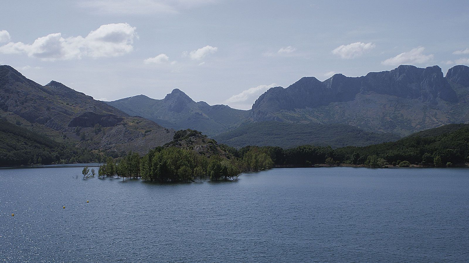 El embalse de Vegamián casi lleno. | MARTÍN MUÑOZ