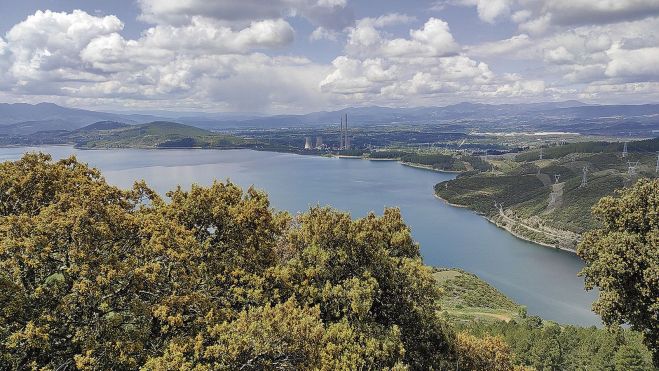 Pantano de Bárcena desde el santuario de la Virgen de la Peña. MARTÍN MUÑOZ Pantano de Bárcena desde el santuario de la Virgen de la Peña. MARTÍN MUÑOZ