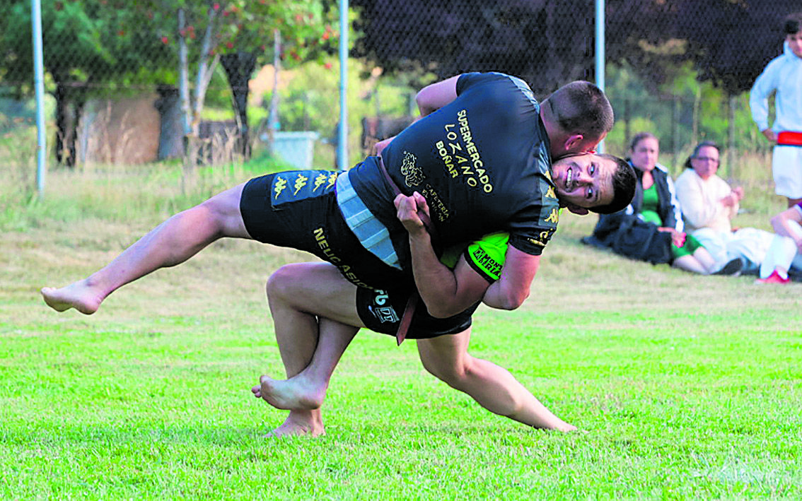 El luchador local Unai del Campo en su combate con Rodri / FERNANDO OTERO