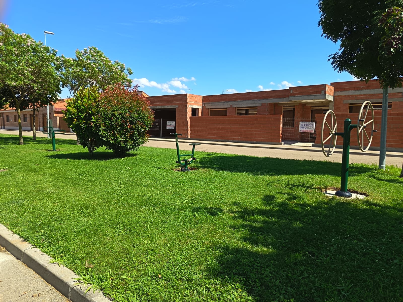 Santa María del Páramo ha instalado cuatro nuevos elementos biosaludables destinados a la práctica de ejercicio físico | L.N.C.