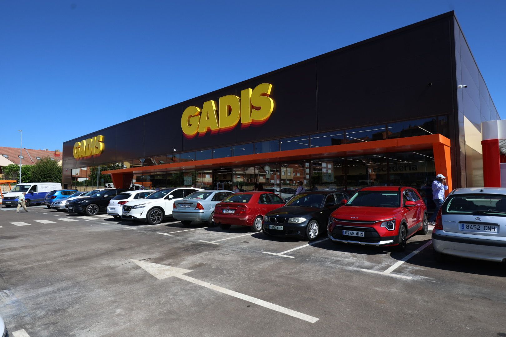 Inauguración del supermercado Gadis en Trobajo del Camino | FERNANDO OTERO
