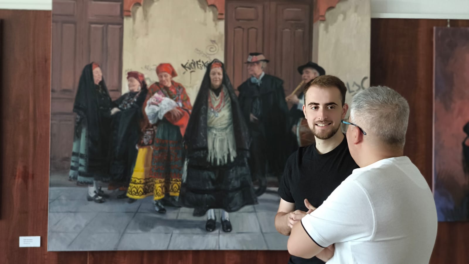 El autor con el director de Asprona estrenando la muestra.