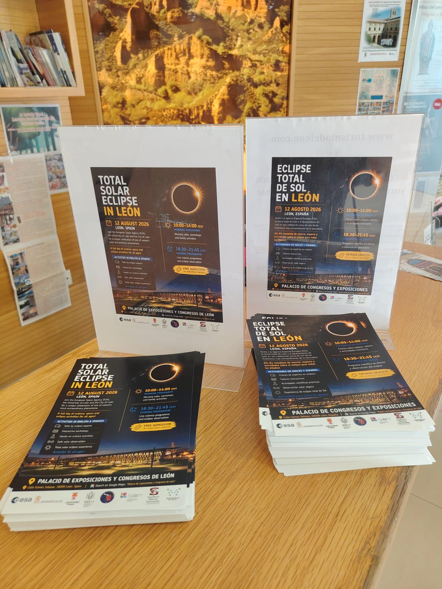 La Universidad de León ha comenzado a distribuir folletos informativos con la programación del evento del eclipse | L.N.C. La Universidad de León ha comenzado a distribuir folletos informativos con la programación del evento del eclipse | L.N.C.