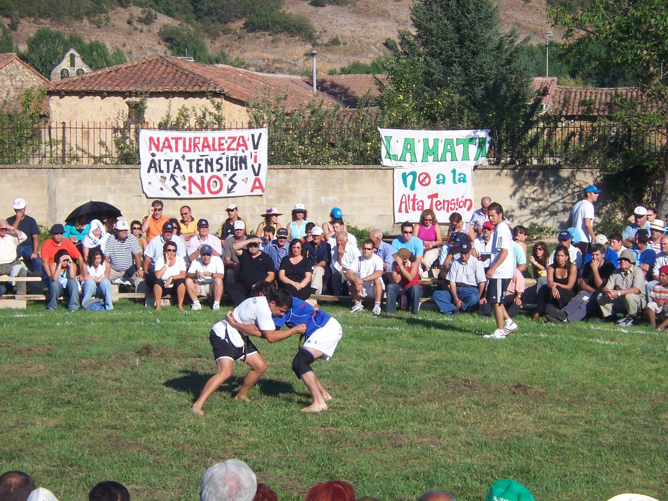 Un corro de lucha en La Mata de Curueño. L.N.C. Un corro de lucha en La Mata de Curueño. L.N.C.
