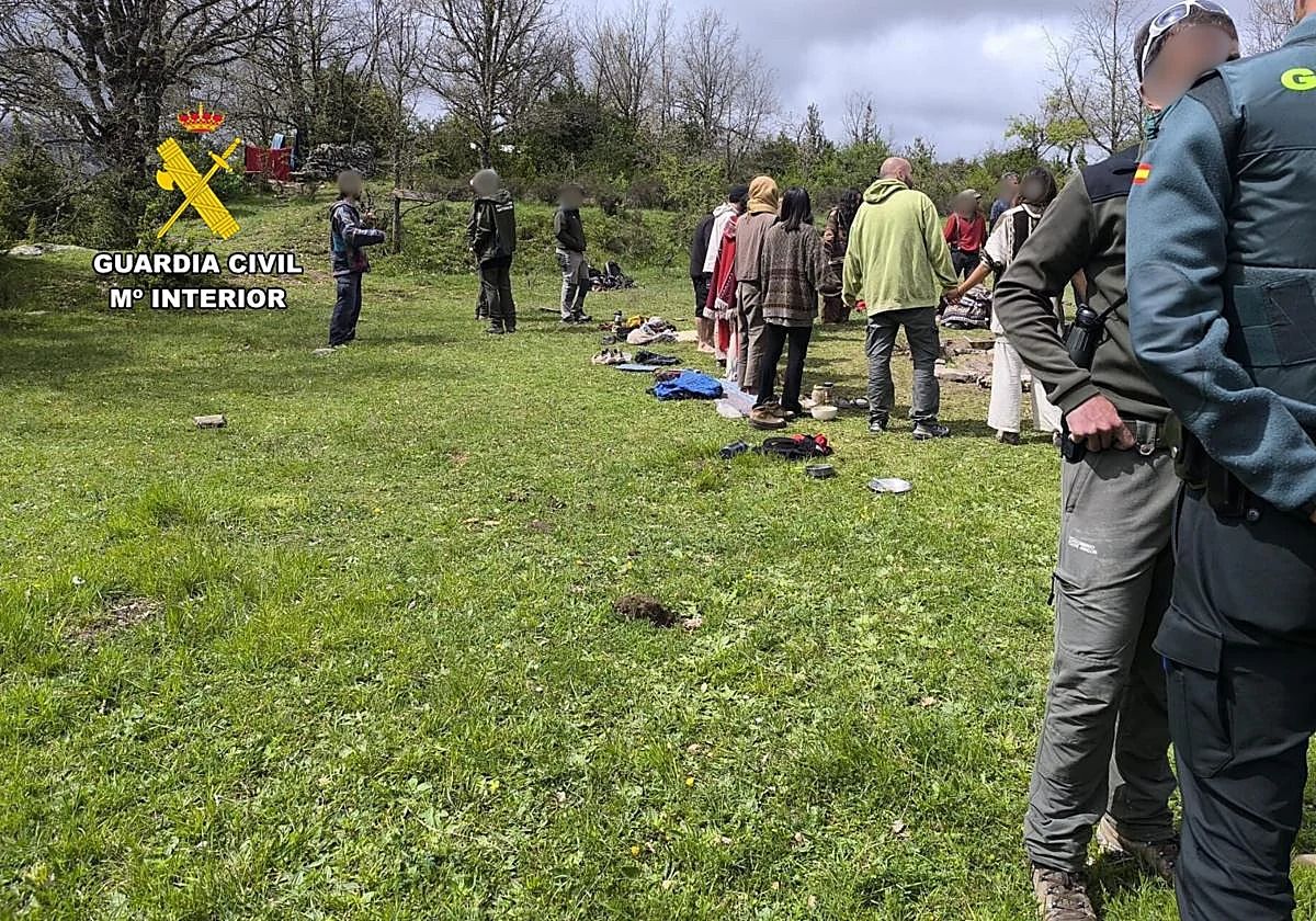 Intervención de la Guardia Civil en un asentamiento de la comunidad hippie en una imagen de archivo. | GUARDIA CIVIL Intervención de la Guardia Civil en un asentamiento de la comunidad hippie en una imagen de archivo. | GUARDIA CIVIL