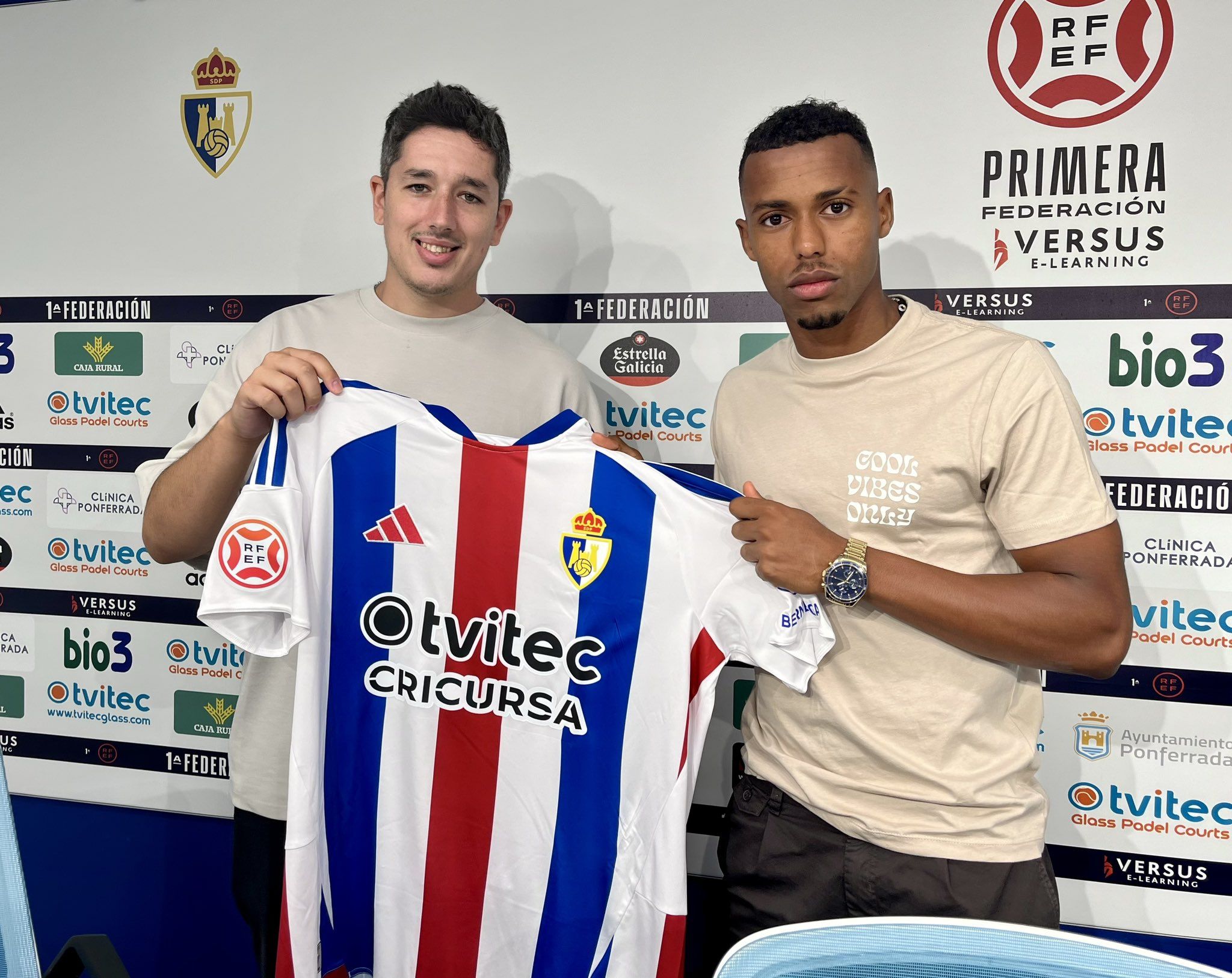 Quicala Bari durante su presentación como nuevo jugador de la Ponferradina. PONFERRADINA