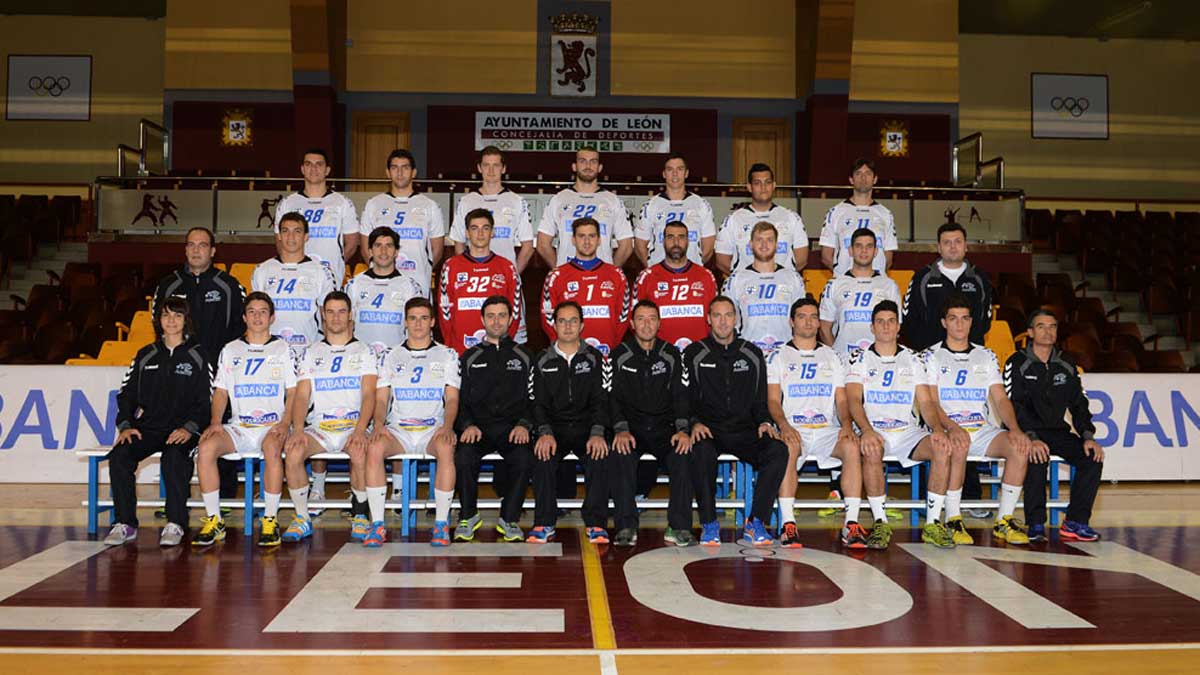 Plantilla del primer equipo que milita en la liga Asobal esta temporada. Plantilla del primer equipo que milita en la liga Asobal esta temporada.