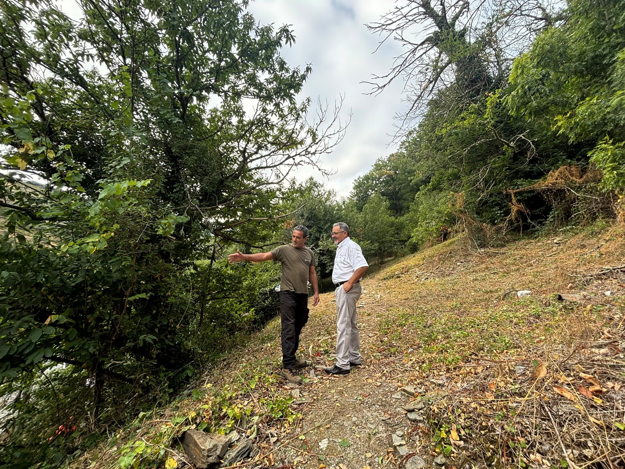 El concejal viendo los trabajos efectuados dentro del Plan Montel en San Clemente.