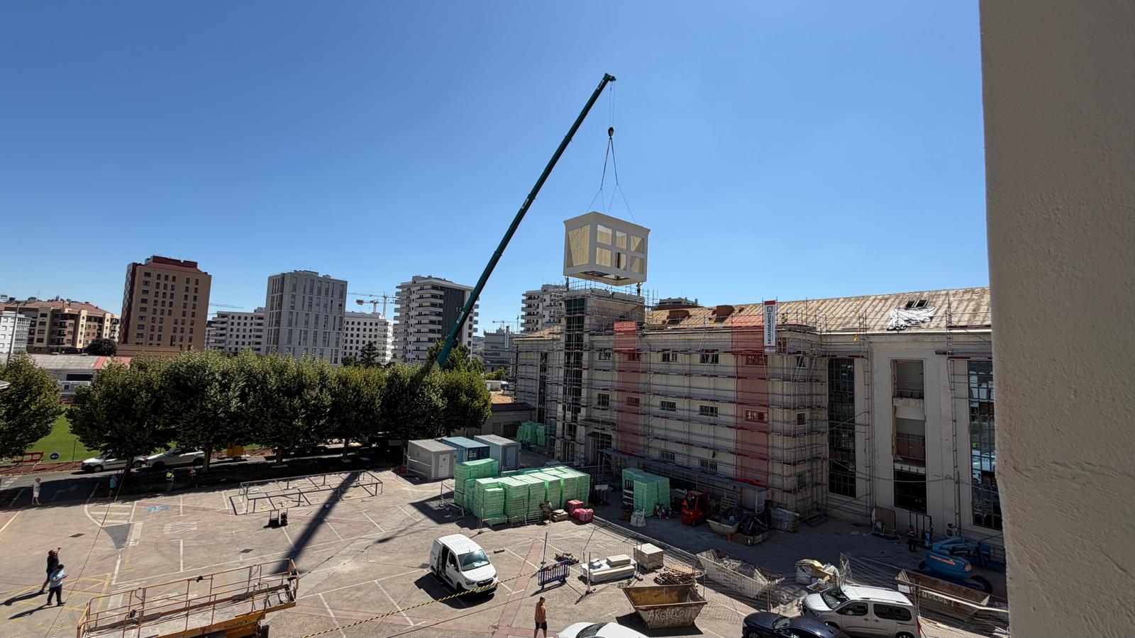 La torre retirada en 2014 vuelve a coronar el inmueble | L.N.C.