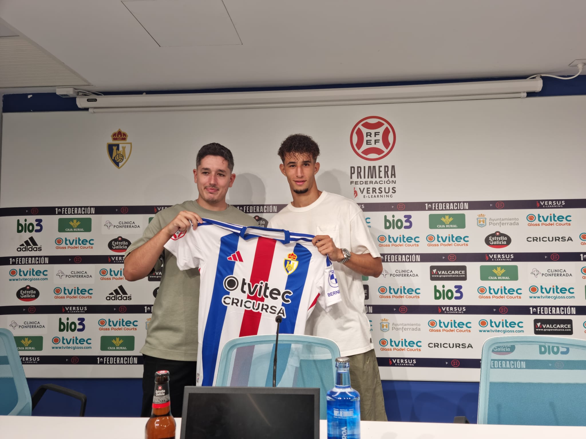Aymane Jelbat durante su presentación como nuevo jugador de la Ponferradina. RAÚL FERNÁNDEZ Aymane Jelbat durante su presentación como nuevo jugador de la Ponferradina. RAÚL FERNÁNDEZ