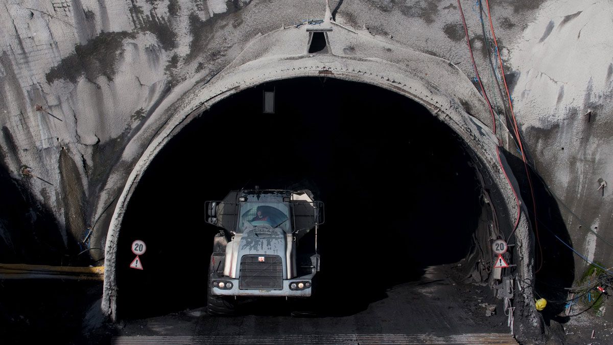 Acceso a una de las explotaciones de Astur Leonesa en Cerredo. | MAURICIO PEÑA